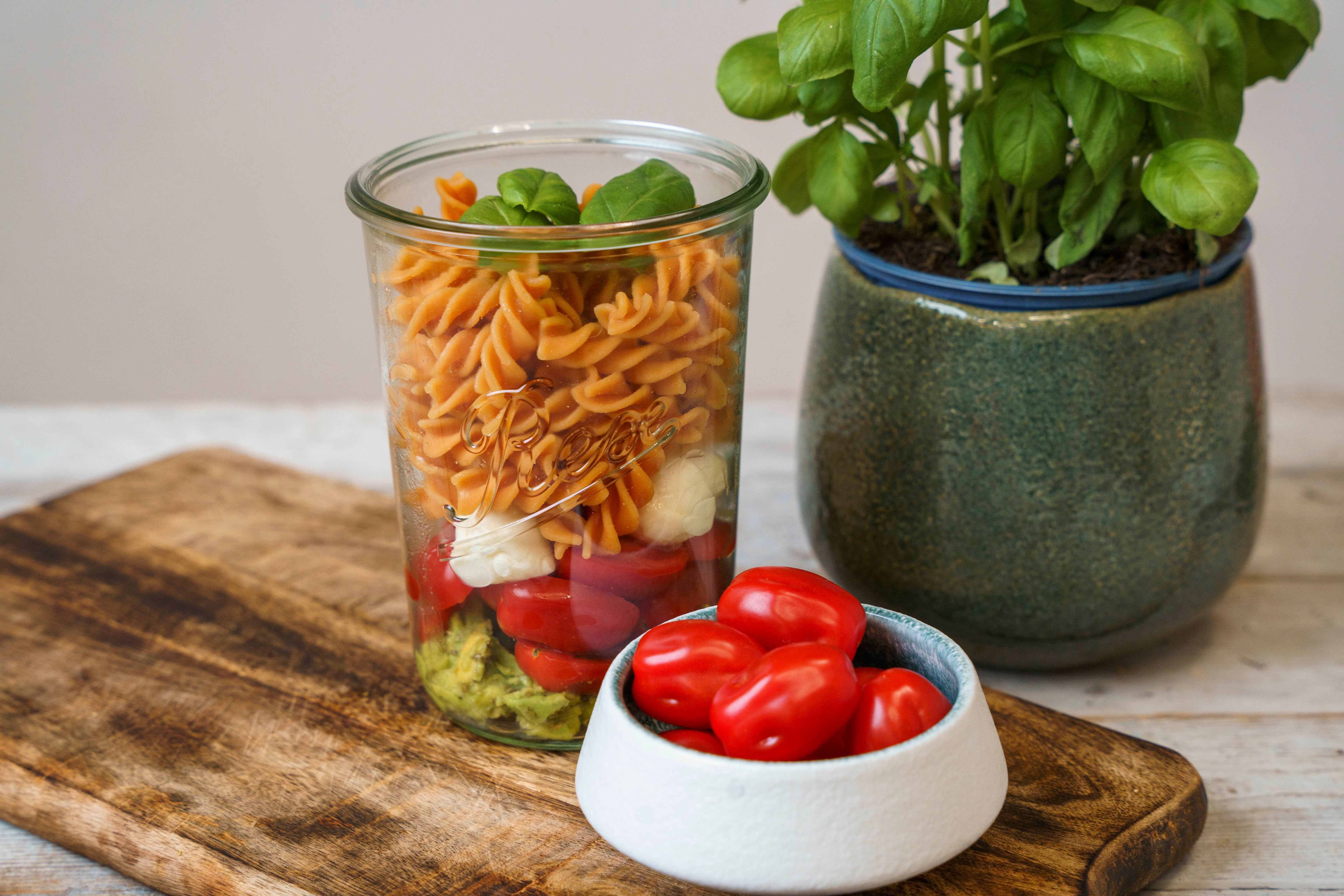 Caprese Nudelsalat mit Avocado und Pesto
