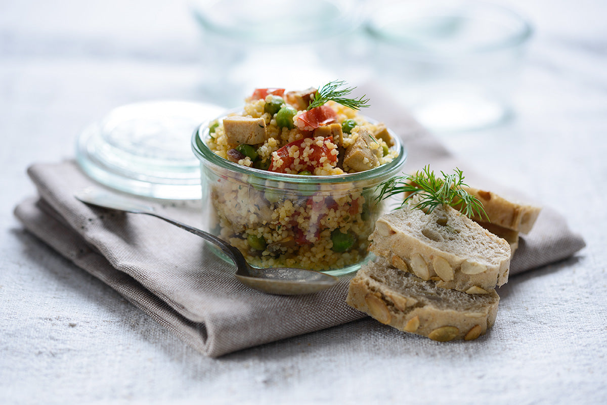 Couscous-Gemüse-Salat mit Tofu und Ajvar