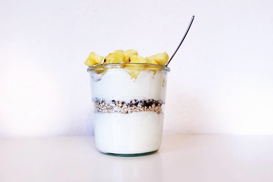 Cremiger Joghurt, knuspriges Müsli, frische Beeren & exotische Ananas