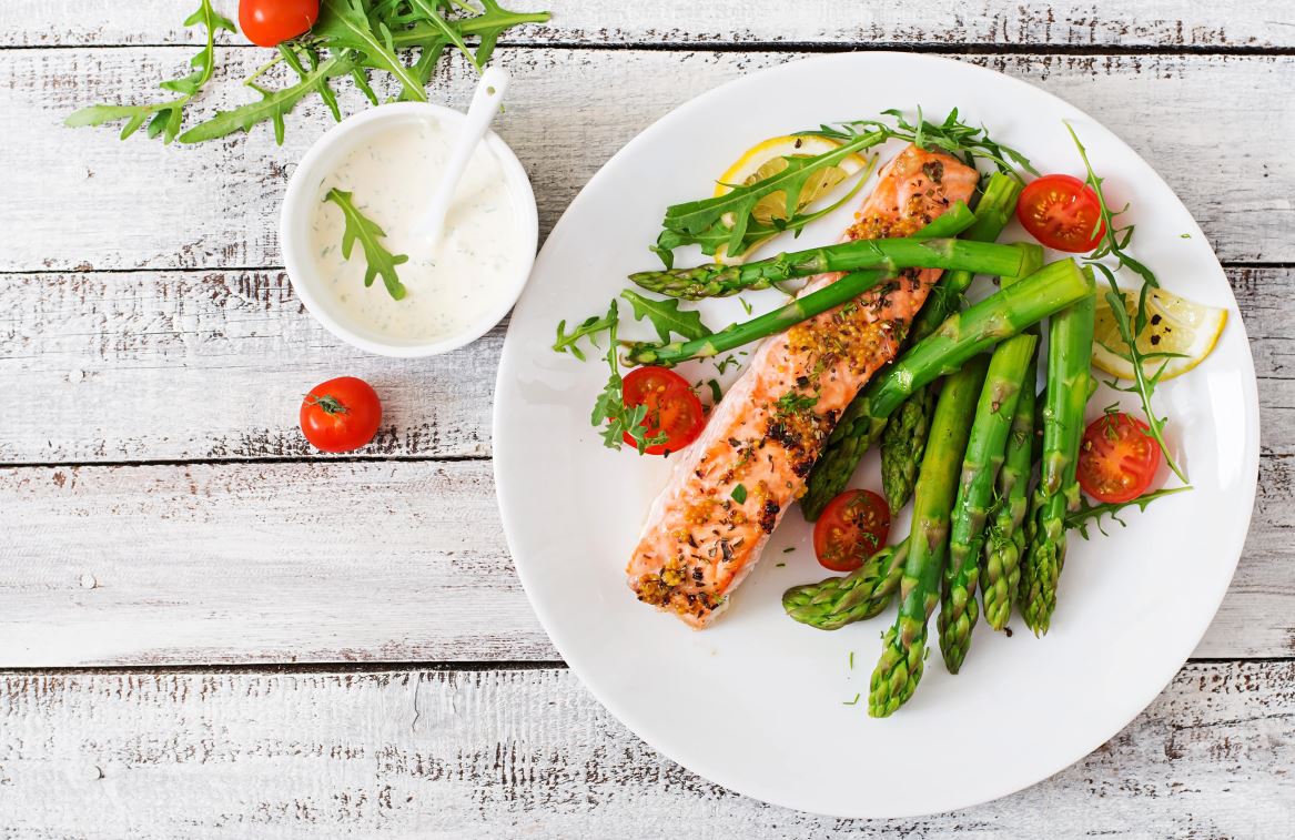 Lachs trifft auf grünen Spargel und Kirschtomaten