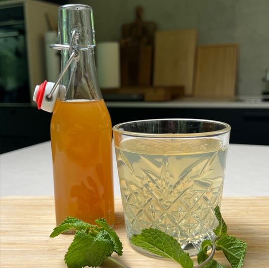 Selbstgemachter Mojito-Sirup für Erfrischungen das ganze Jahr