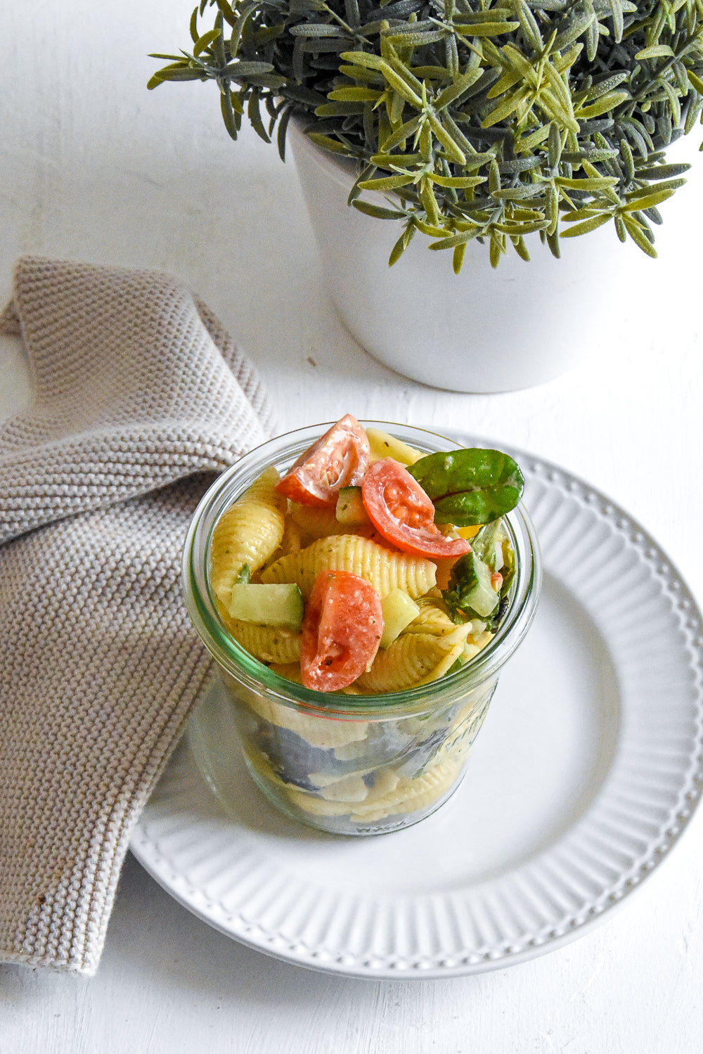 Mediterraner Nudelsalat mit Kirschtomaten, Gurken und Oliven