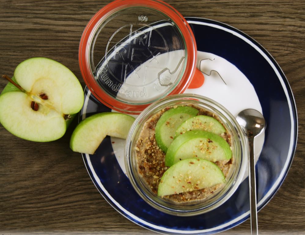 Porridge mit Honig, Zimt und Apfel
