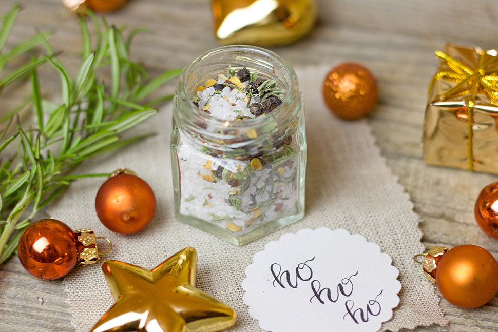 Selbstgemachtes aromatisiertes Kräutersalz für Genießer