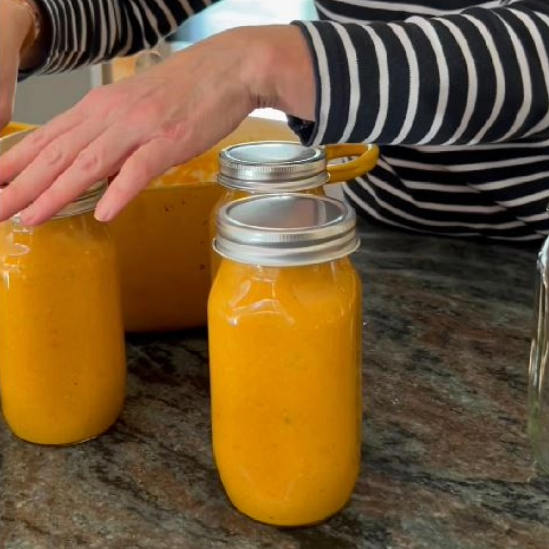 Karotten-Orangen-Süßkartoffelsuppe im Glas