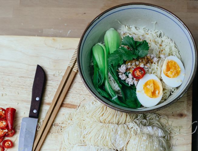 Udon-Nudeln mit Ei und knackig frischem Gemüse