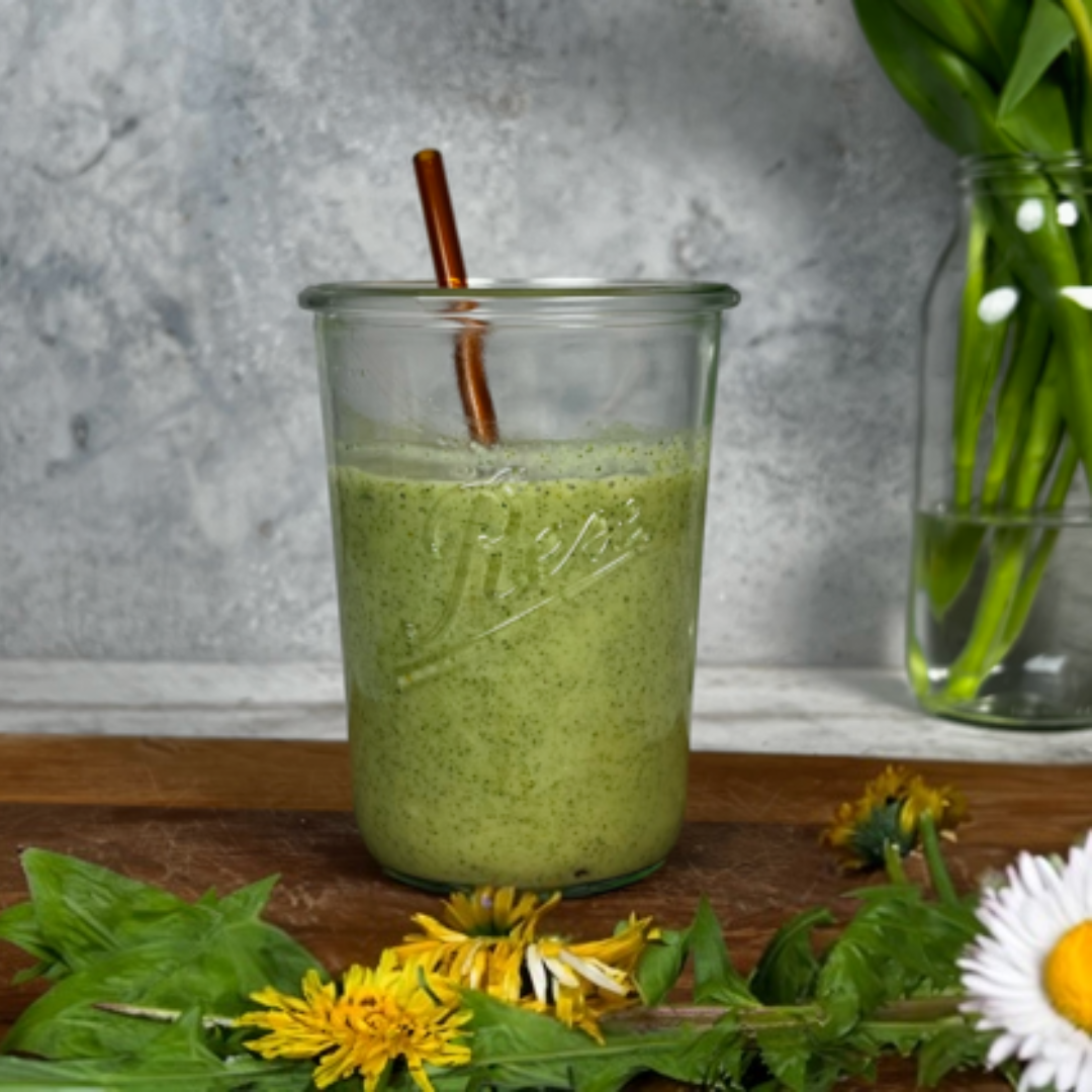 Wildkräuter-Smoothie mit Banane und Birne