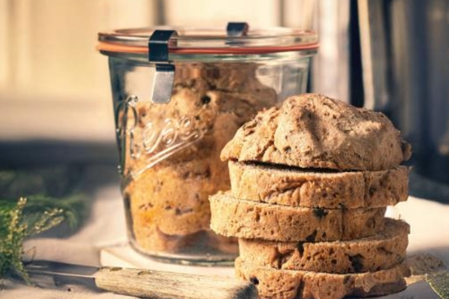 Brot mit Oliven, Tomaten und Rosmarin