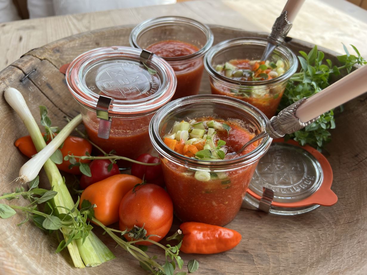 Aromatische Tomaten-Paprika-Gazpacho mit knackigen Einlagen