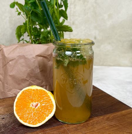 Belebender Ingwer-Minze Sommerdrink