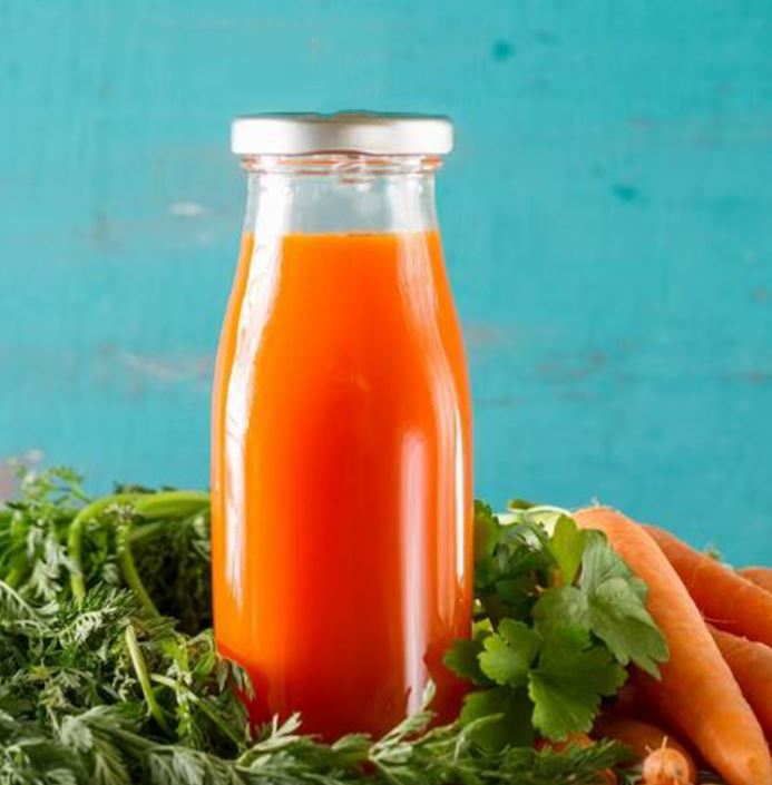 Karottensaft mit Apfel und Zitrone