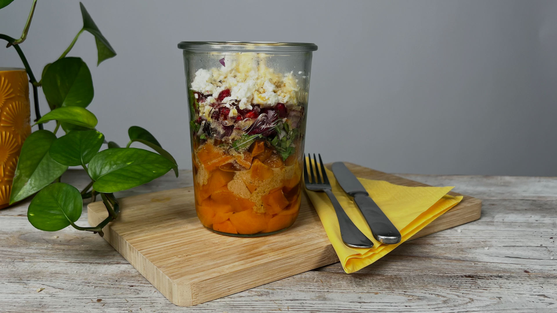 Veganes Mealprep: Süßkartoffel-Salat im Glas