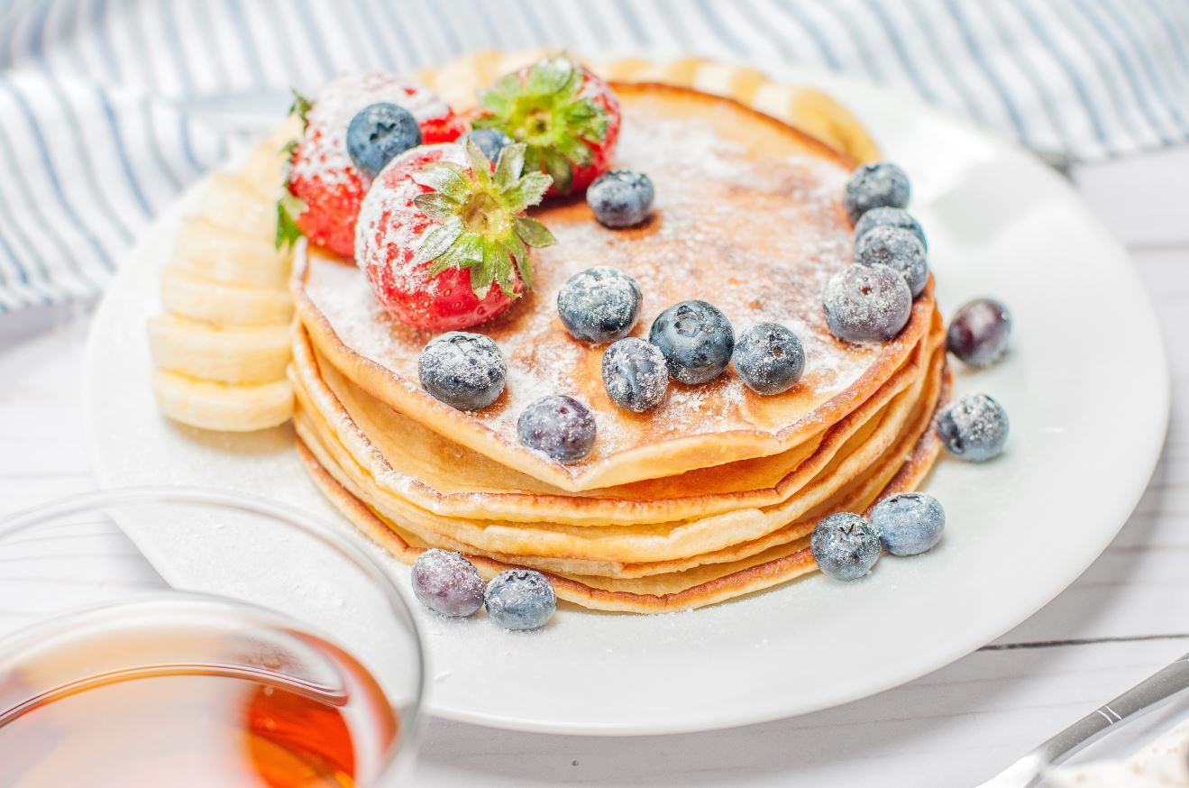 Pancakes mit frischen Früchten