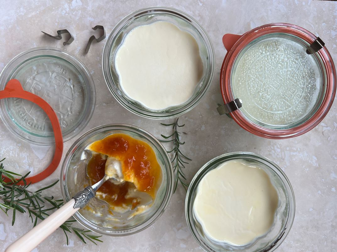 Aromatische Rosmarin-Vanille-Panna Cotta mit Marillenröster