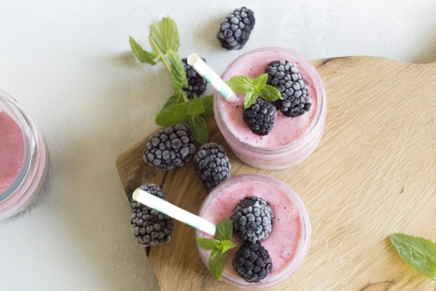Erfrischend und gesund: Der perfekte geeiste Brombeer-Smoothie für heiße Tage!